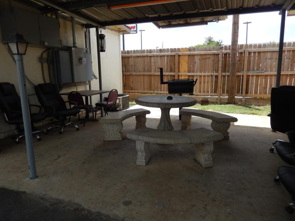 Executive Inn Pearsall Luaran gambar